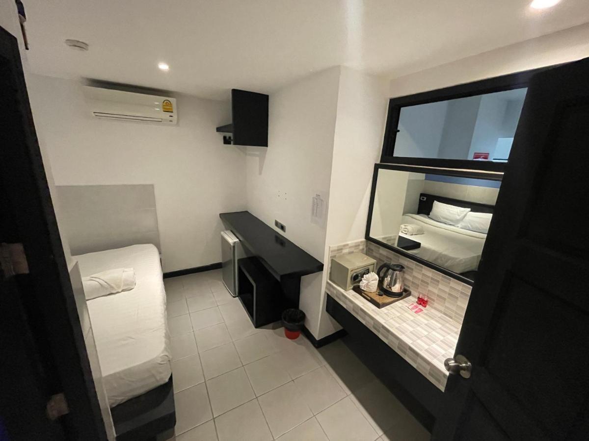 Islanda Hotel Patong Esterno foto