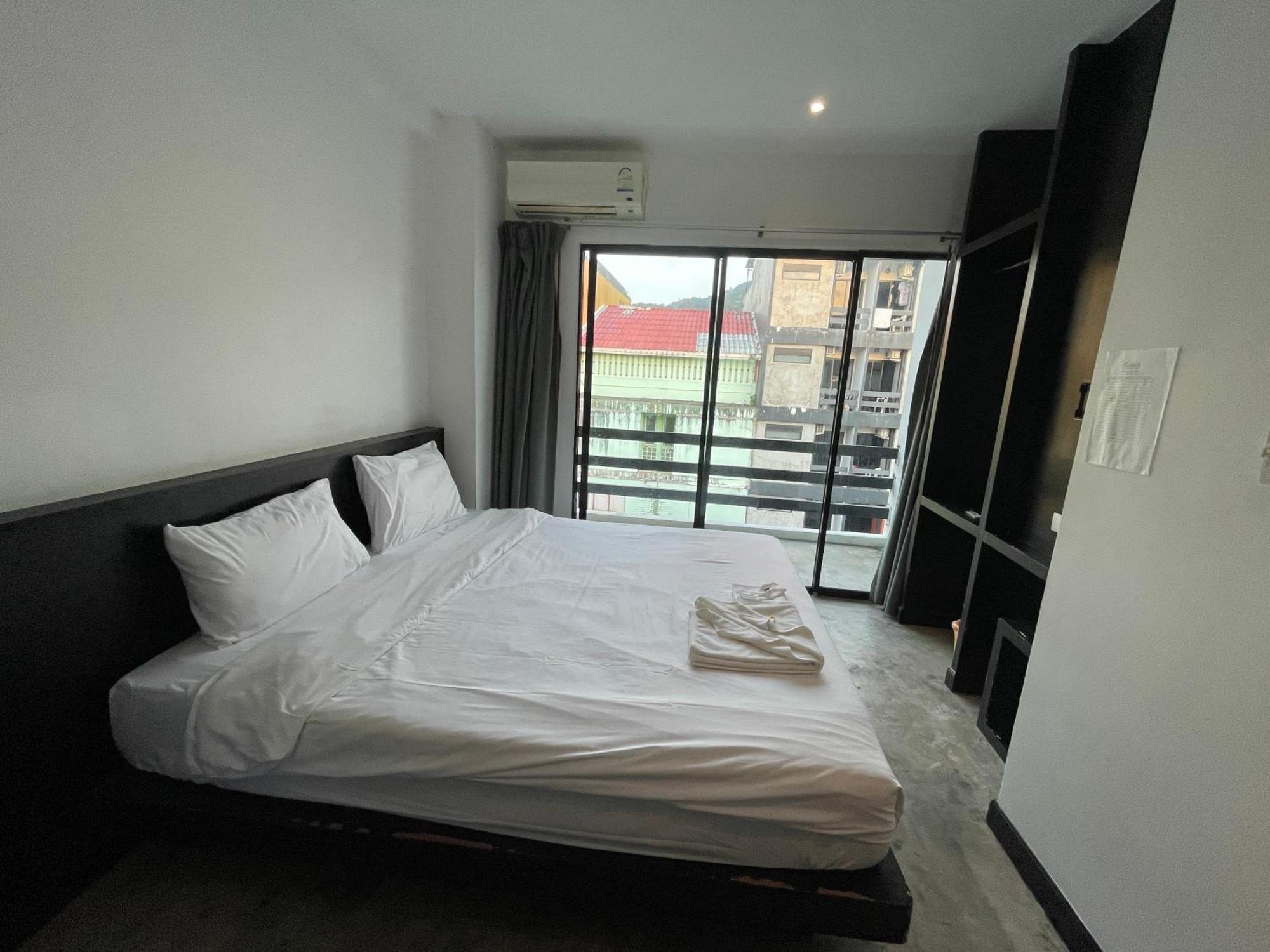 Islanda Hotel Patong Esterno foto
